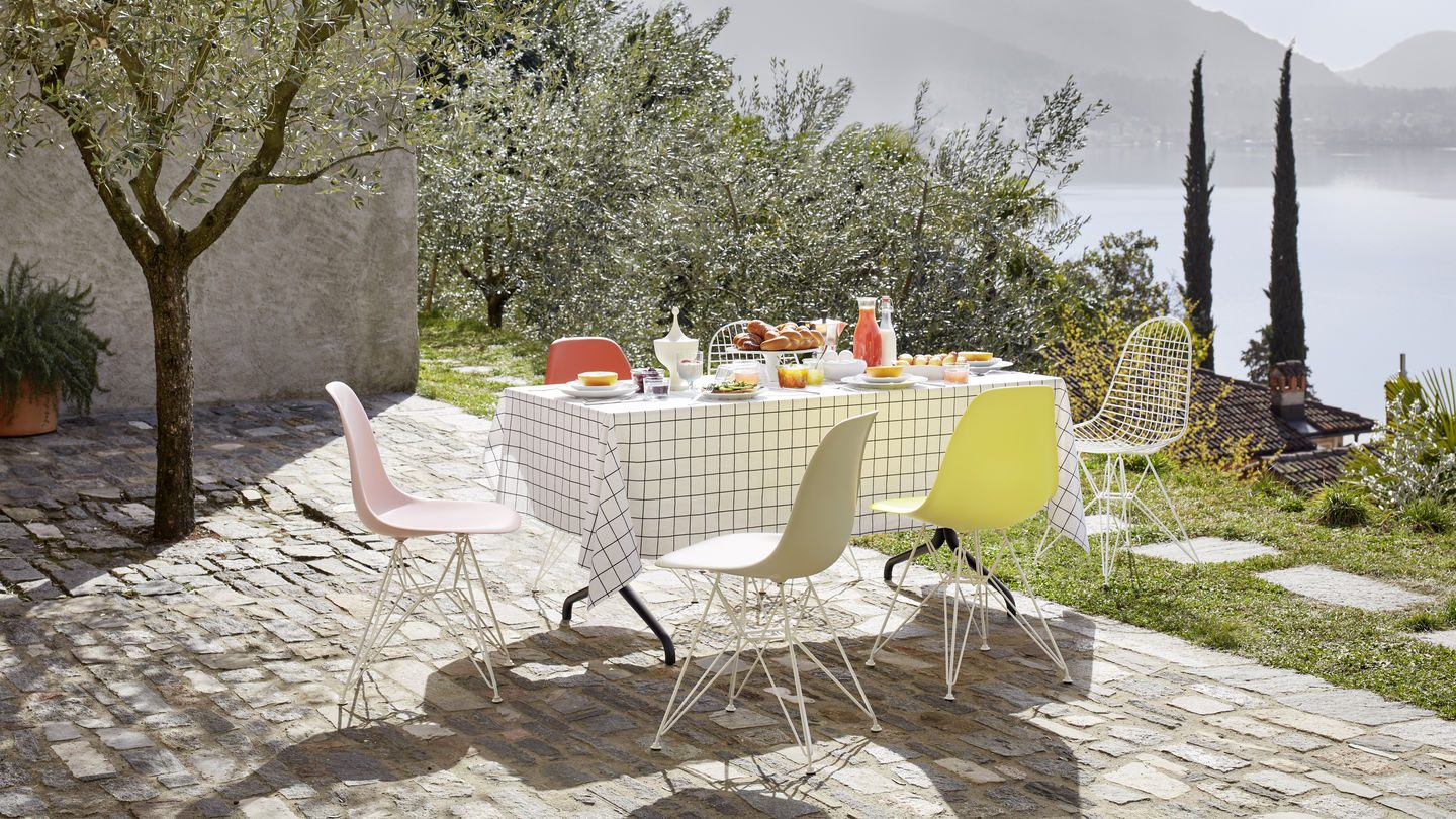 Chaises Eames Vitra en terrasse — visuel officiel