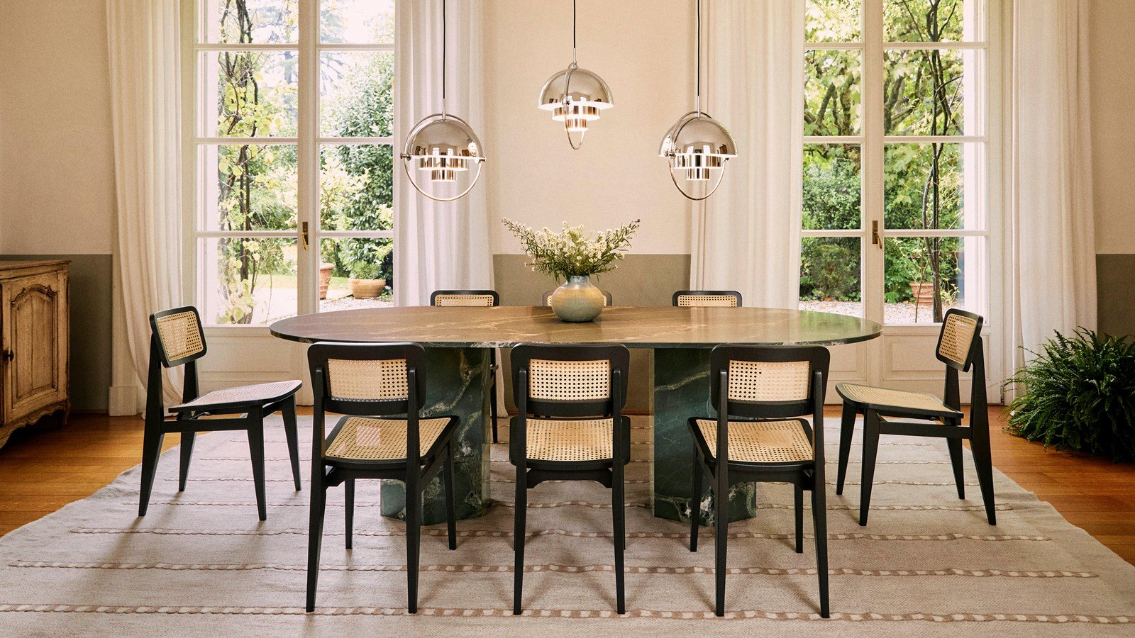 Chaises Gubi C-Chair autour d'une table — visuel officiel Gubi