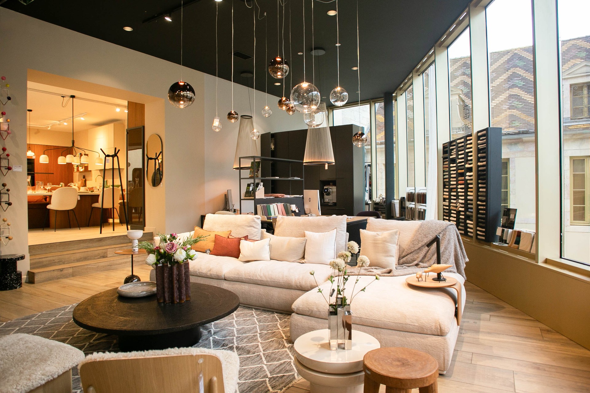 Showroom MOB à Dijon — grand salon design et suspensions