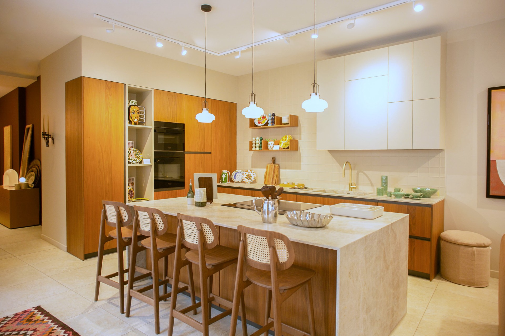 Cuisine sur-mesure exposée au showroom MOB Dijon