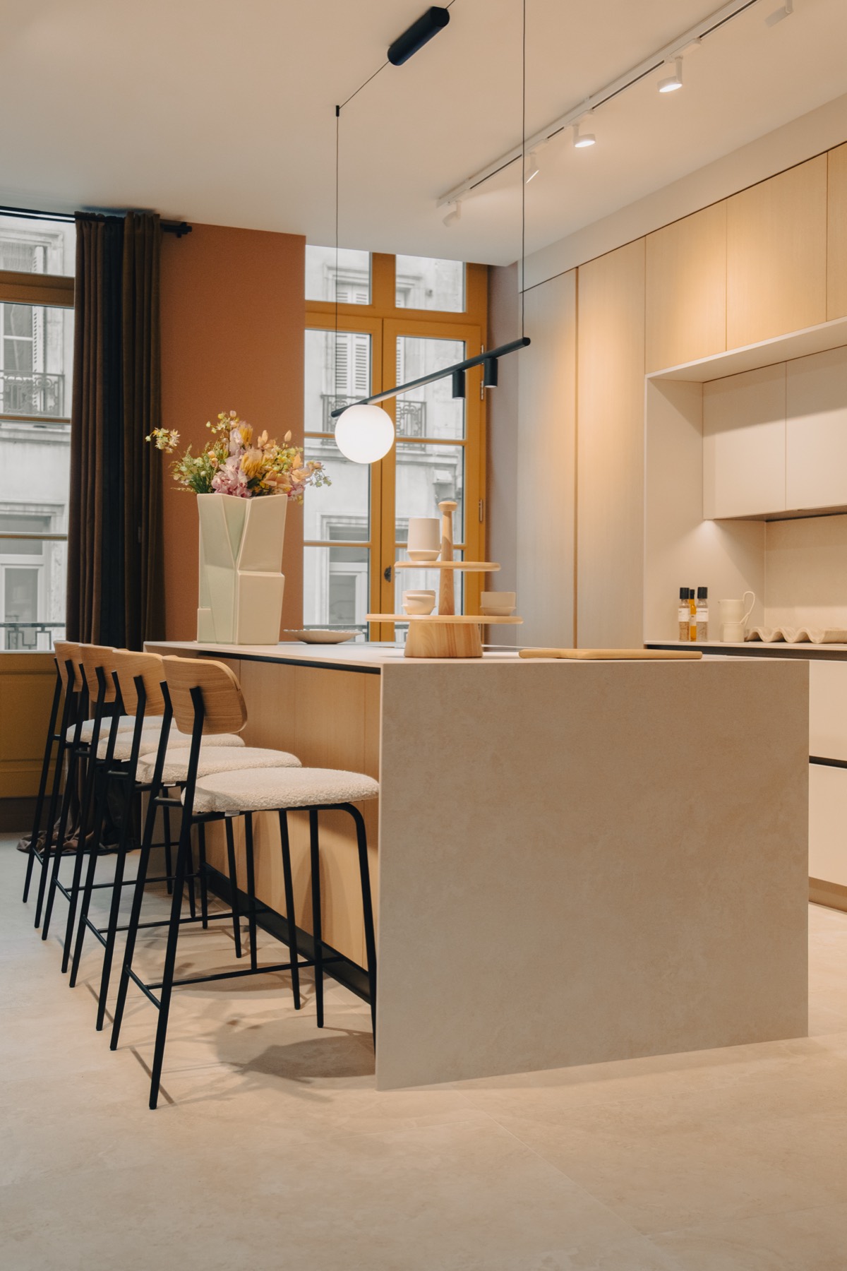 Îlot et assises hautes d'une cuisine Valdesign au showroom MOB à Dijon