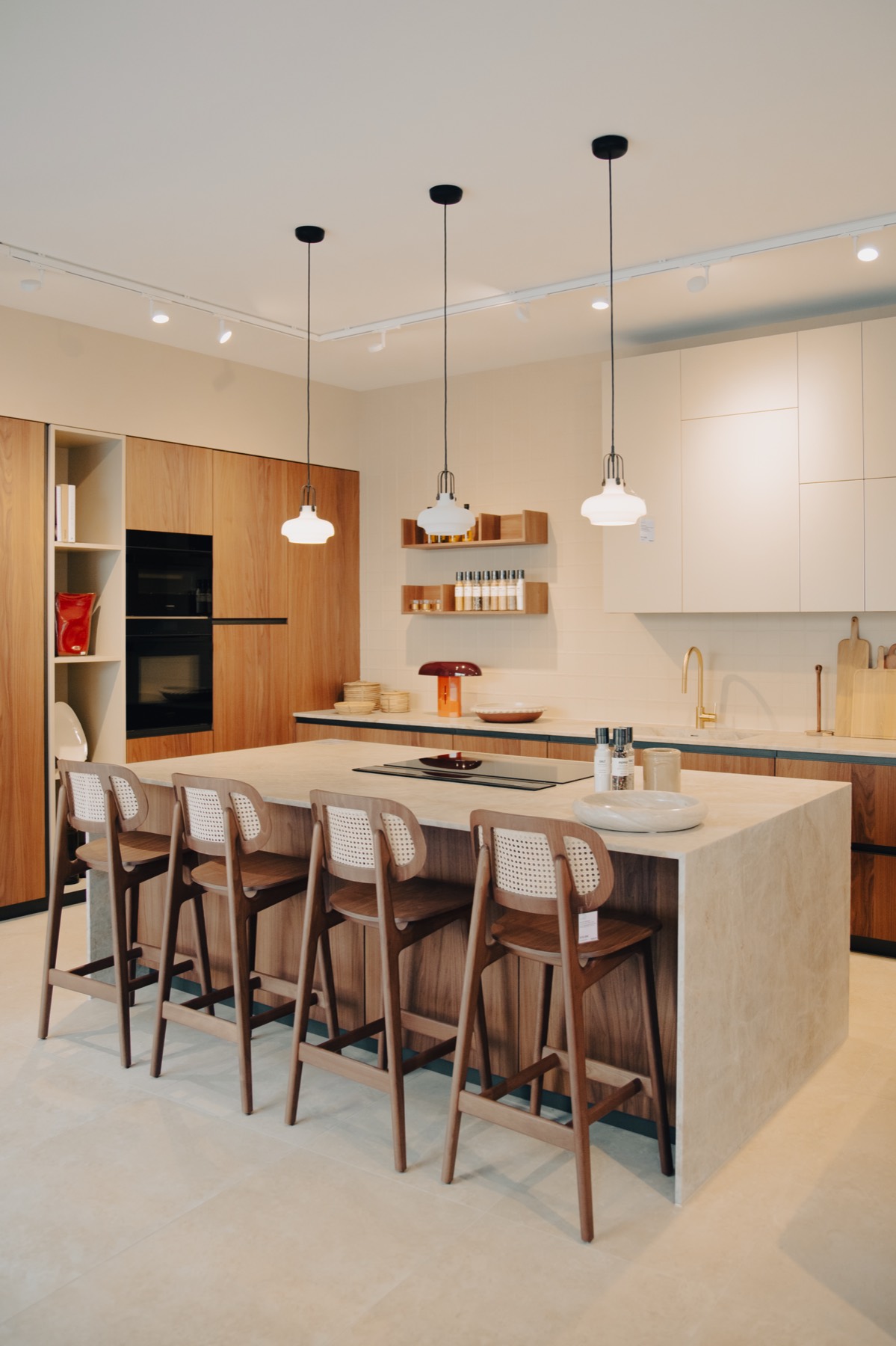 Cuisine Valdesign en noyer avec îlot pierre, showroom MOB Dijon