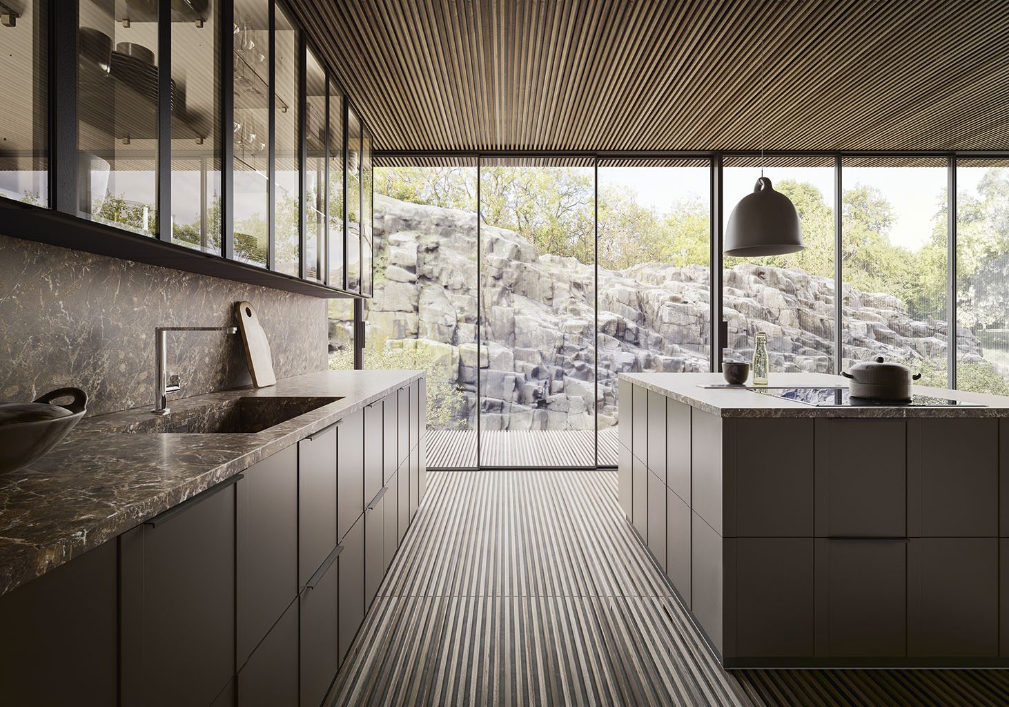 Cuisine Valdesign Maggiorana sous un plafond de lattes de bois, ouverte sur le jardin
