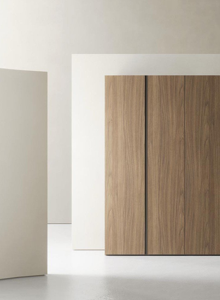 Armoire Alf DaFré à portes fermées en noyer