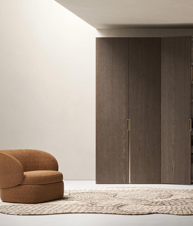 Armoire Alf DaFré à portes fermées en chêne foncé