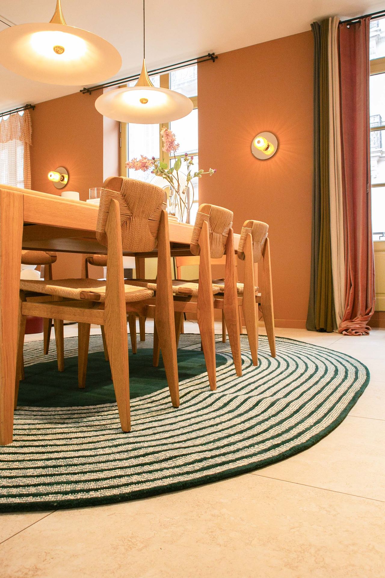Salle à manger, table et chaises