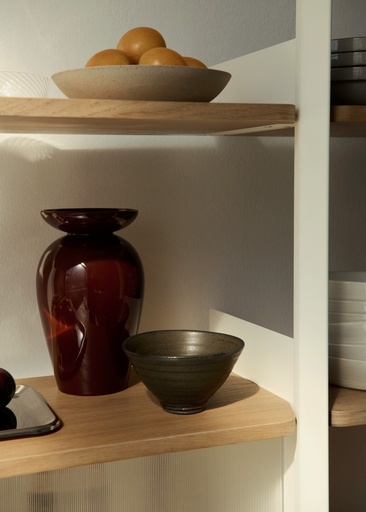 Détail : tablette et objets