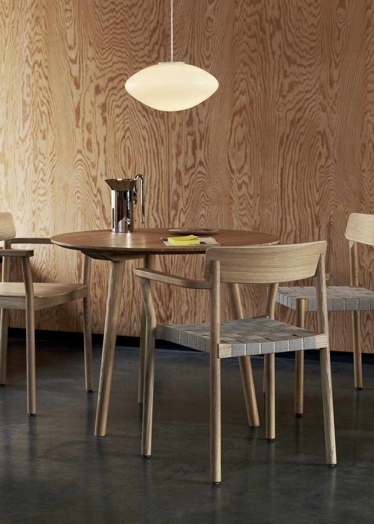 Betty autour d'une table In Between SK3