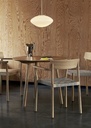 Betty autour d'une table In Between SK3