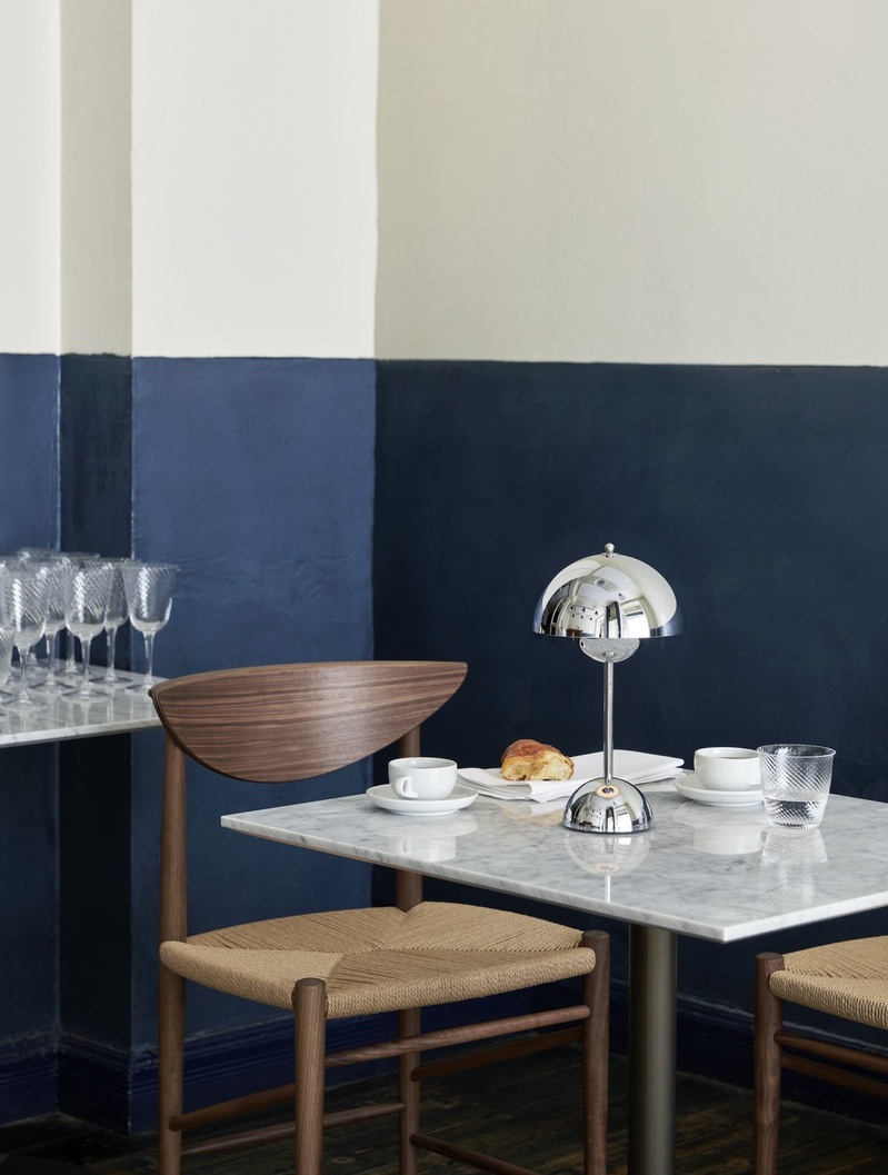 Comptoir de café avec table In Between et lampe Flowerpot
