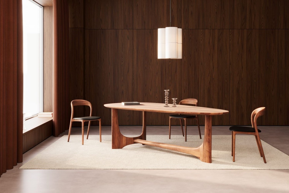 Table Oskar et chaises Artisan en noyer dans une salle à manger