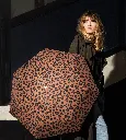 Parapluie-leopard-ouvert-femme-debout.webp