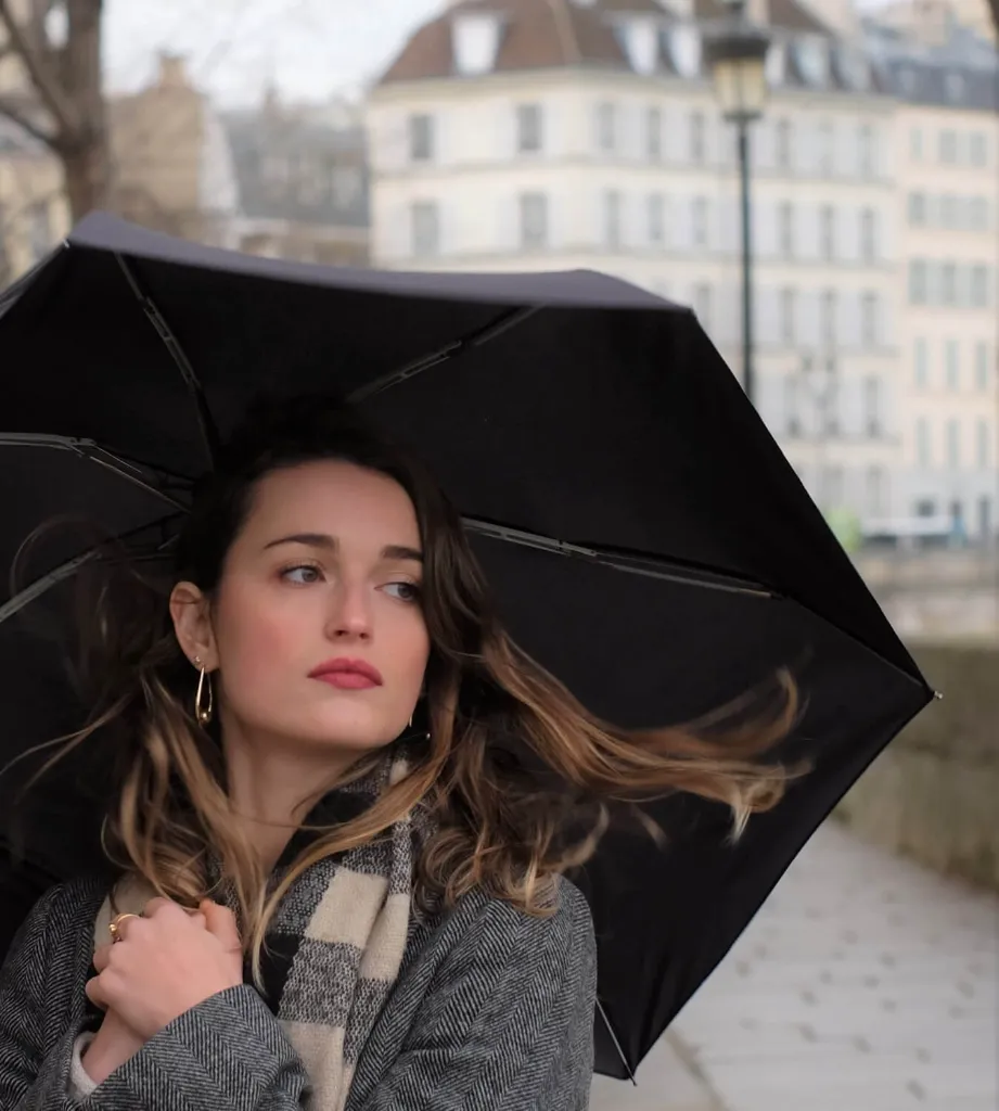 Parapluie-pliant-noir-femme-Anatole-1350-1500.webp