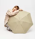 Parapluie-vert-olive-ouvert-femme-qui-lenlace.webp
