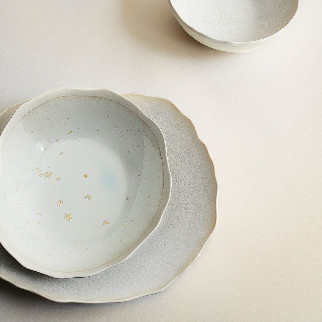 Assiette creuse plume nacre 21x18,5 — ambiance