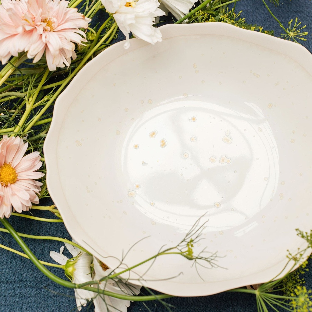 Assiette creuse plume nacre 21x18,5 — ambiance