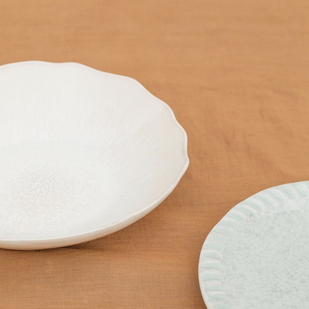 Assiette creuse plume perle 21x18,5 — ambiance