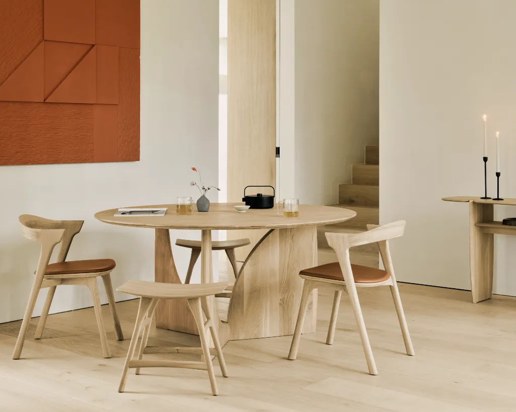 53067_Geometric_dining_table_oak_round_51488_Bok_chair_cognac_leather_53033_Osso_stool_51335_PI_console_web(1).webp