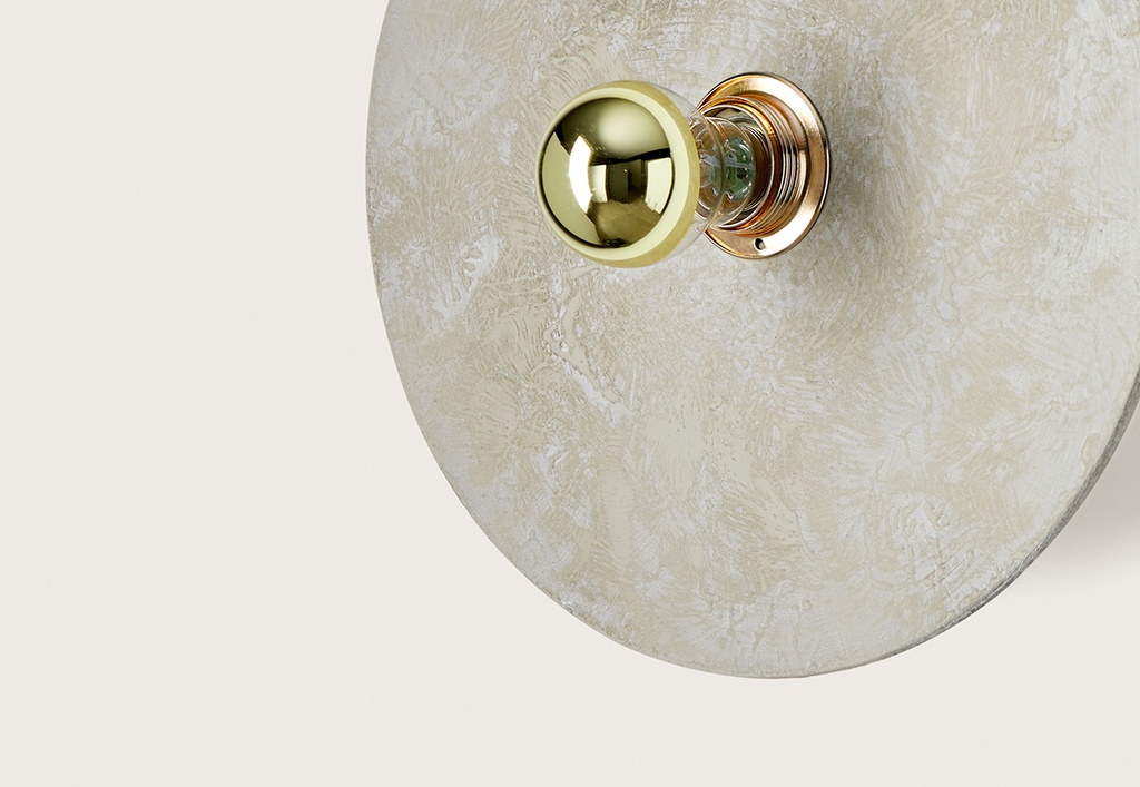 Applique Kassy – disque en céramique grise – laiton brillant