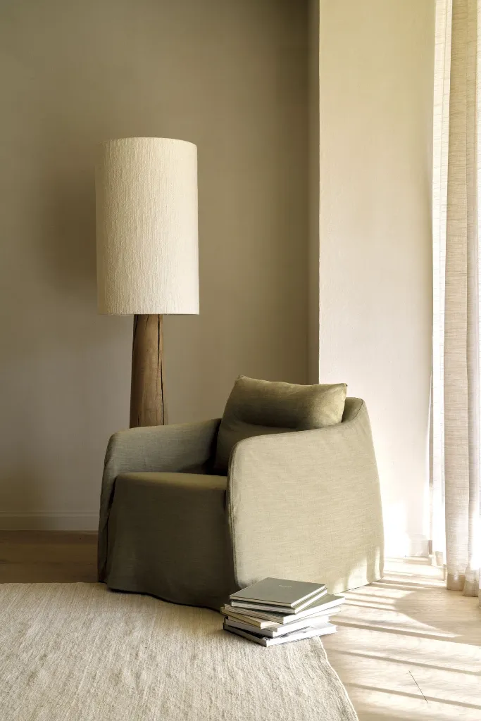 21411_Weave_lounge_chair_Green_21702_Nomad_kilim_rug_51347_PI_rack_oak_HQ.webp