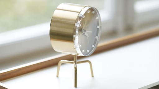 Horloge de table Tripod Clock — ambiance 1