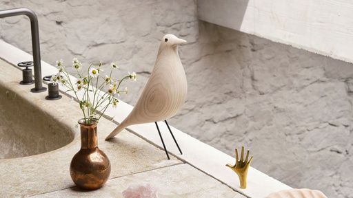 Figurine Eames House Bird — ambiance 1