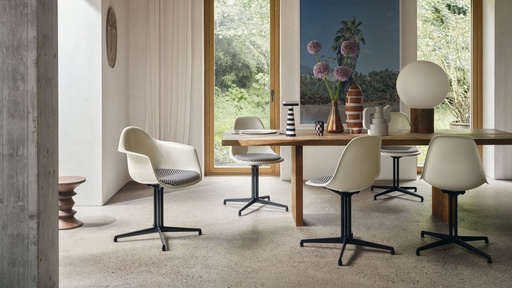 Fauteuil Eames Fiberglass Armchair DAL — ambiance 1