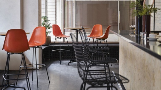 Tabouret haut Eames Fiberglass Stool High — ambiance 1