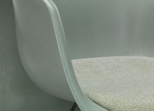 Fauteuil Eames Fiberglass Armchair LAR — ambiance 1
