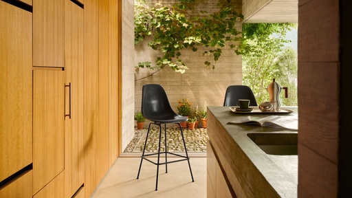 Tabouret haut Eames Fiberglass Stool Medium — ambiance 1