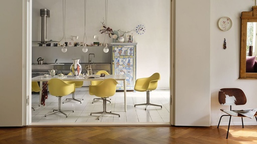 Fauteuil Eames Plastic Armchair RE DAL — ambiance 1