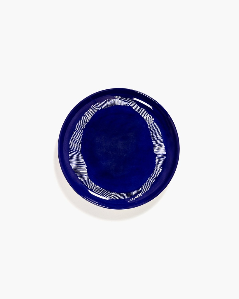 Assiette plate m - lapis lazuli swirl-stripes blanc - feast by ottolenghi