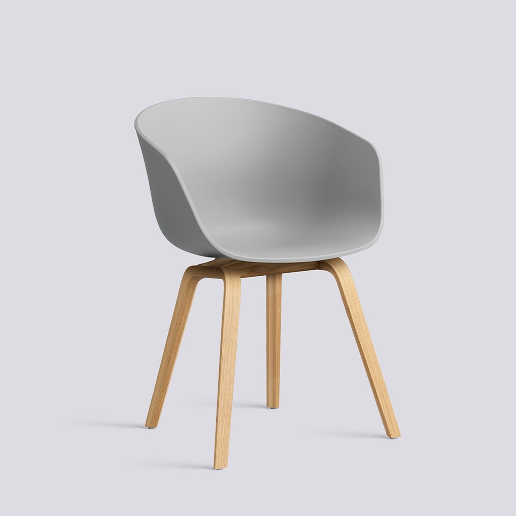 Chaise AAC22 – laque mate, piétement chêne & coque gris béton