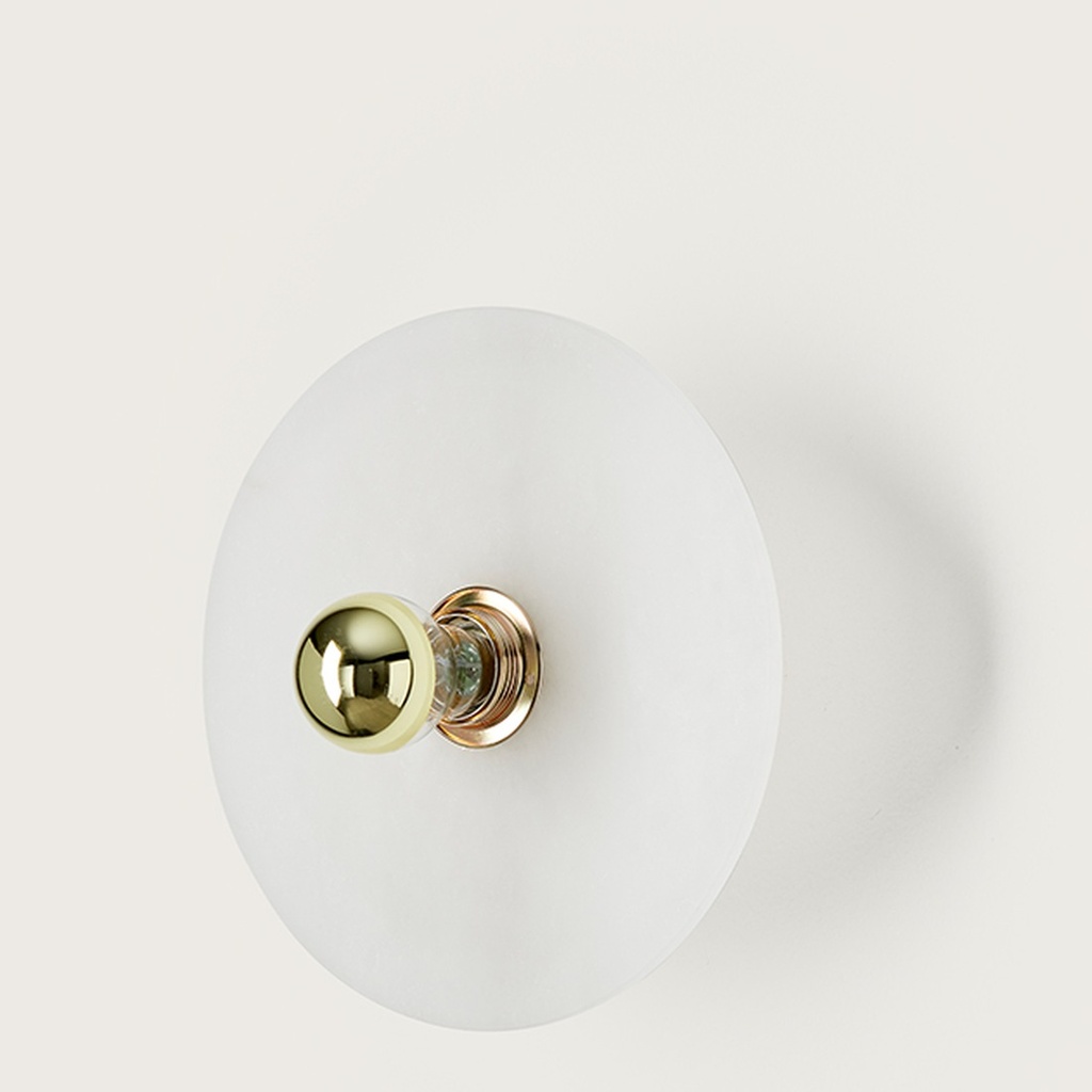 Applique Alba – disque d'albâtre – laiton brillant